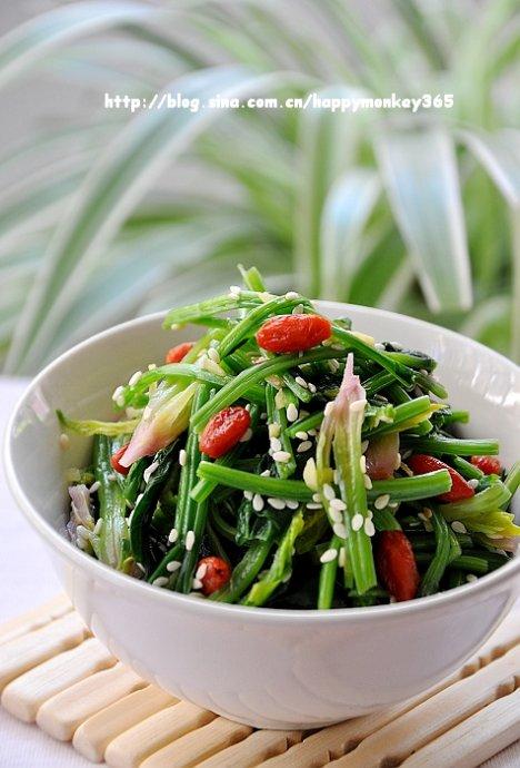 芝麻枸杞拌菠菜的做法(让小朋友也爱上吃菠菜)